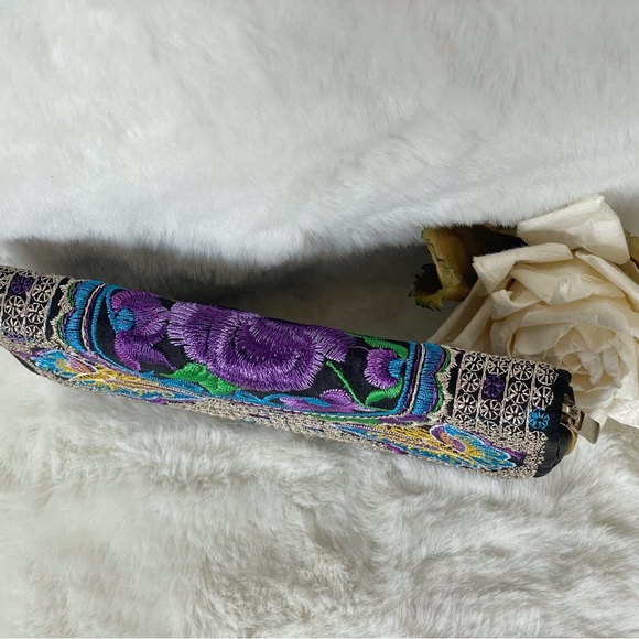 New no tag GORGEOUS EMBROIDERED WALLET with gold tone hardware 2 spots for cards - Picture 3 of 7